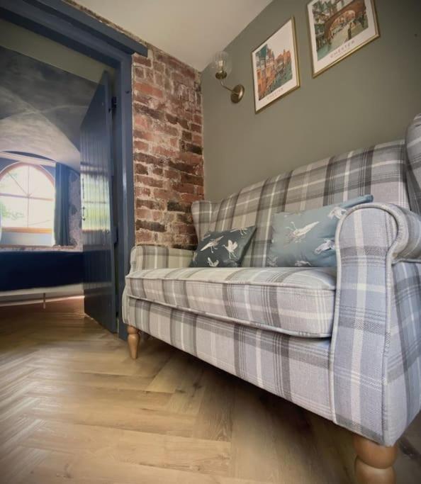 Stay In A Castle! Unique & Luxurious Historical Apartment, Self Contained, Free Parking & Wi-Fi Chester Exterior photo