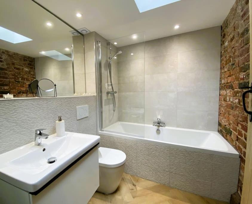 Stay In A Castle! Unique & Luxurious Historical Apartment, Self Contained, Free Parking & Wi-Fi Chester Exterior photo