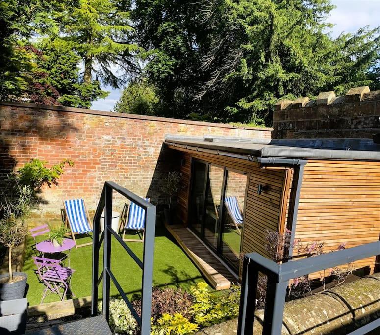 Stay In A Castle! Unique & Luxurious Historical Apartment, Self Contained, Free Parking & Wi-Fi Chester Exterior photo