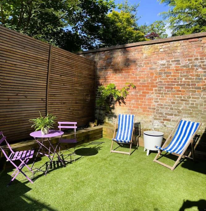 Stay In A Castle! Unique & Luxurious Historical Apartment, Self Contained, Free Parking & Wi-Fi Chester Exterior photo